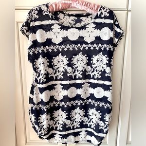 Tribeca Blue and white floral cap sleeve shirt Relaxed fit Size S/M 41"